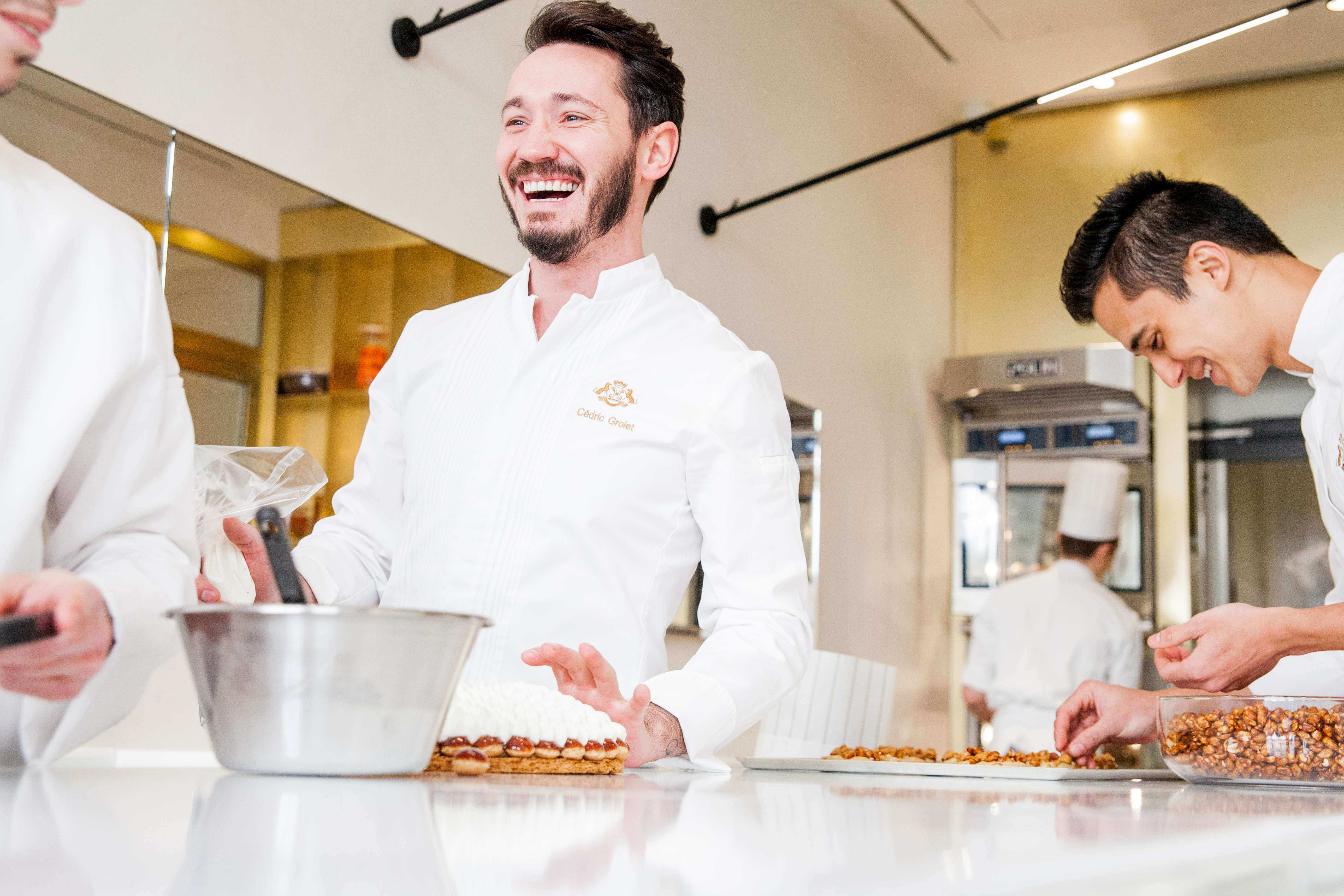 Cedric sonriendo en la cocina